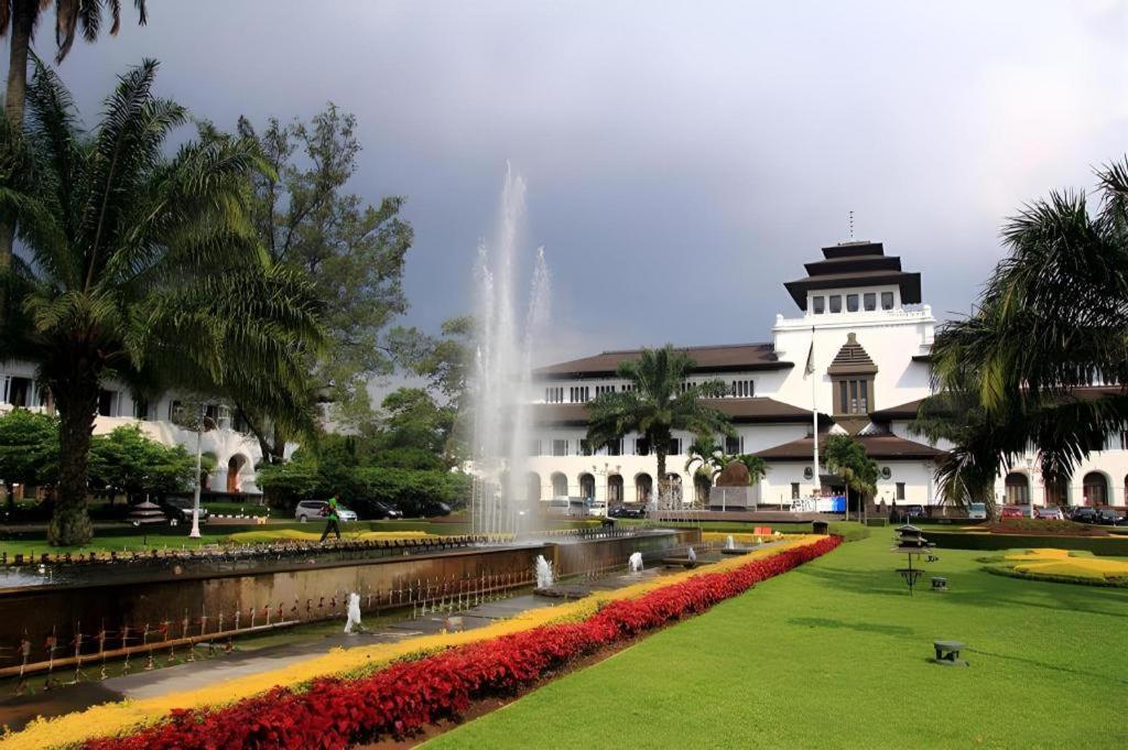 Indies Hotel Bandung Buitenkant foto