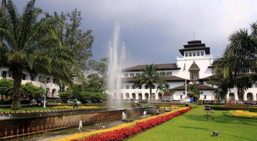 Indies Hotel Bandung Buitenkant foto